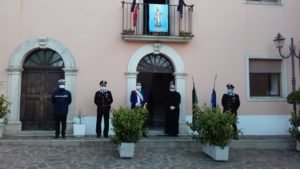 Bandiere a mezz’asta e silenzio in città